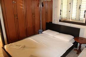 Costas Hostel Action