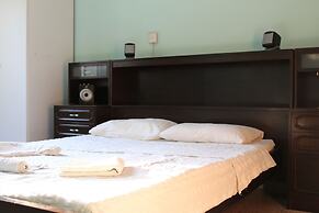 Costas Hostel Action