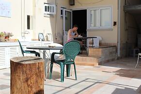 Costas Hostel Action
