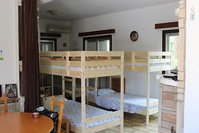 Costas Hostel Action