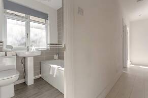 Modern 2 Bedroom Apartment in Morden