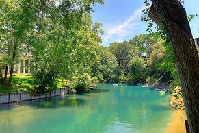 De Comal Cw C101 2 Bedroom Condo by RedAwning