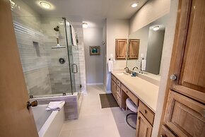 De Comal Cw C101 2 Bedroom Condo by RedAwning