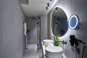 Zeus Eleva Mirabello Bay