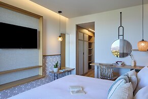 Zeus Eleva Mirabello Bay