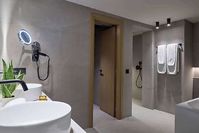 Zeus Eleva Mirabello Bay