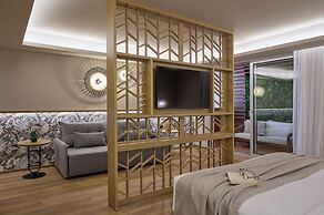 Zeus Eleva Mirabello Bay