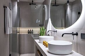 Zeus Eleva Mirabello Bay