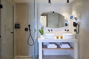 Zeus Eleva Mirabello Bay