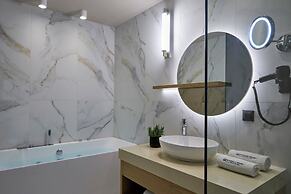 Zeus Eleva Mirabello Bay