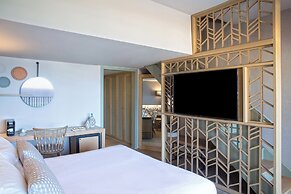 Zeus Eleva Mirabello Bay