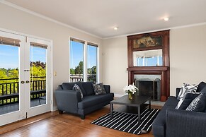 Seattle Vacation Home: The Tuscan Villa