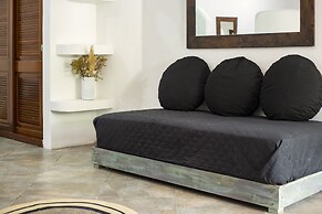 Sonido Del Mar Hotel and Yoga Loft