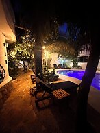 Sonido Del Mar Hotel and Yoga Loft