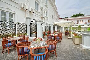 Manoir Des Arts Hotel