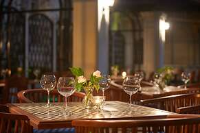 Manoir Des Arts Hotel