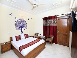 OYO 990 Hotel Paradise