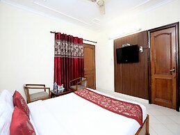 OYO 990 Hotel Paradise