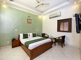 OYO 990 Hotel Paradise