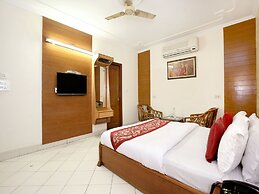 OYO 990 Hotel Paradise