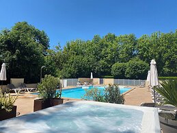 Logis Hôtel Domaine les Falaises