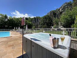 Logis Hôtel Domaine les Falaises