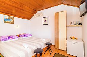 Apartments & Rooms Mihajica