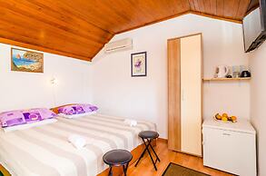 Apartments & Rooms Mihajica