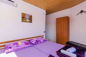 Apartments & Rooms Mihajica