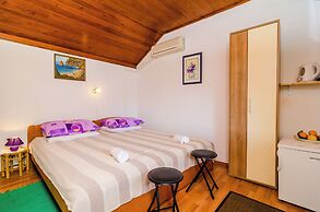 Apartments & Rooms Mihajica