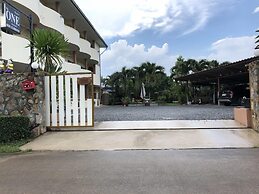 RoomQuest One Bangsaray