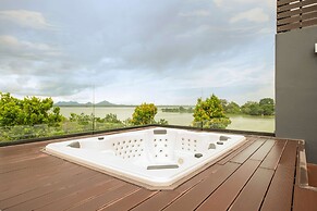 DoubleTree by Hilton Weerawila Rajawarna Resort
