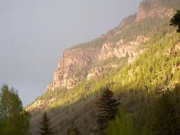 Redstone Cliffs Lodge