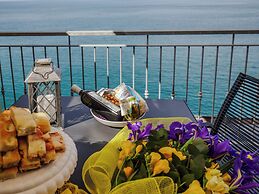 La Lampara Sea View Terrace Apartment With AC