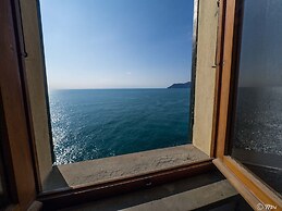 La Lampara Sea View Terrace Apartment With AC