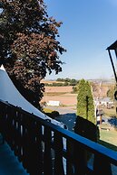 Landhaus vor Burg Eltz