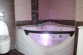 Apartment RF88 with Hot Tub on Moskovsky 220