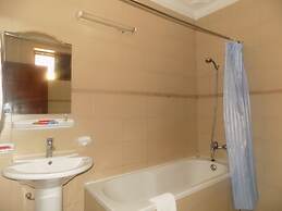 Entebbe Travelle'rs Inn