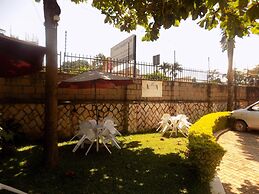 Entebbe Travelle'rs Inn