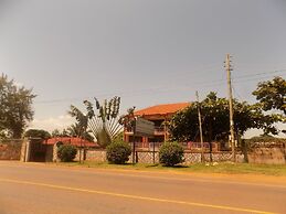 Entebbe Travelle'rs Inn