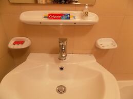 Entebbe Travelle'rs Inn