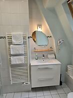 Castel Bayeux Guesthouse