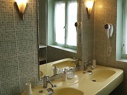 Castel Bayeux Guesthouse