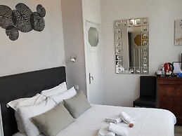 Castel Bayeux Guesthouse