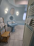 Castel Bayeux Guesthouse