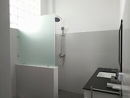 Yama Hotel & Rooftop Bar