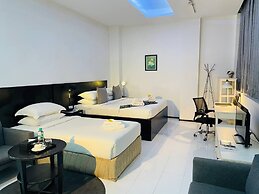 Yama Hotel & Rooftop Bar