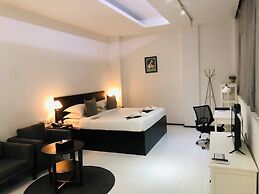 Yama Hotel & Rooftop Bar