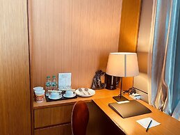 Yama Hotel & Rooftop Bar