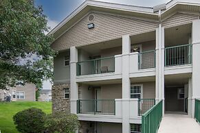 Gorgeous Greens 2 Bedroom Condo by Redawning